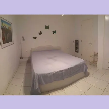 Paradosiaki Mezoneta Apartment Kostos